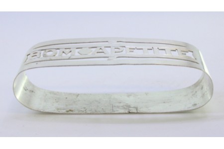  Argola de guardanapo em prata arredondada com letras recortadas "BOM APETITE".